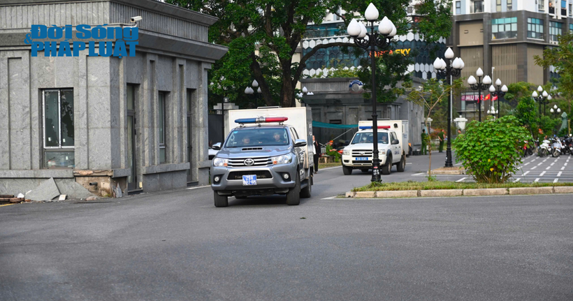 Đoàn xe cảnh sát chở các bị cáo đến tòa.