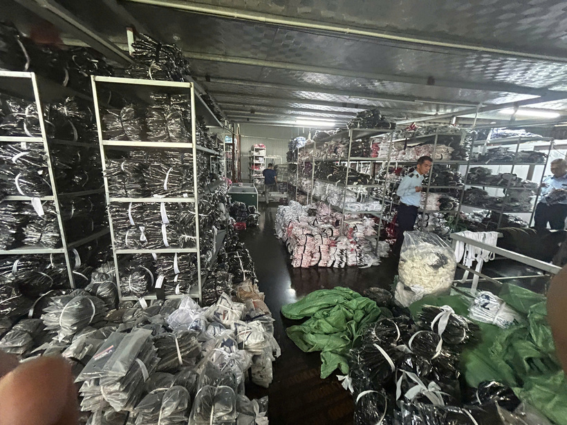 Lực lượng Quản lý thị trường Hà Nội kiểm tra, lập biên bản tại xưởng may quần áo thể thao nghi giả mạo nhãn hiệu YONEX.