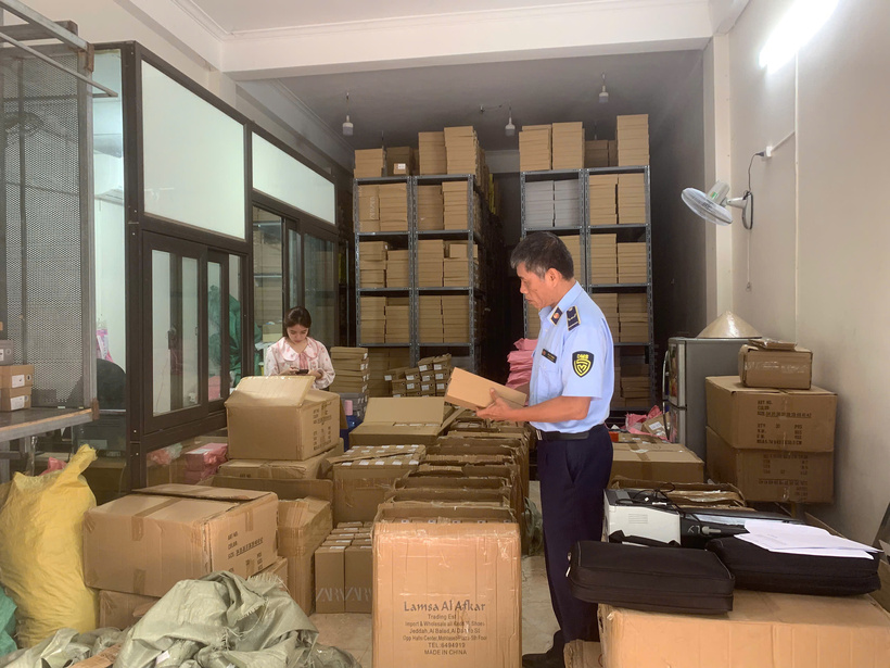 Lực lượng QLTT kiểm đếm hàng hóa nghi giả mạo nhãn hiệu ZARA
