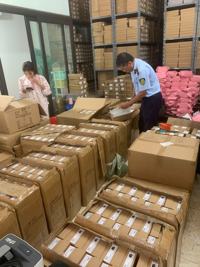 Hà Nội tạm giữ hơn 7.500 sản phẩm giày, dép nghi giả mạo thương hiệu ZARA - 2