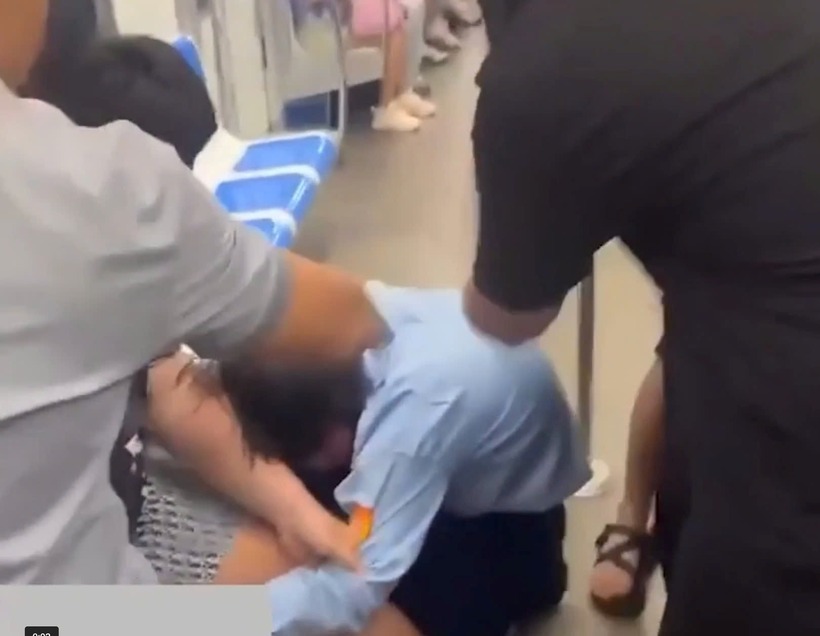 Hình ảnh bảo vệ bị nhóm người hành hung trên tàu metro. Ảnh cắt từ video/Lao Động