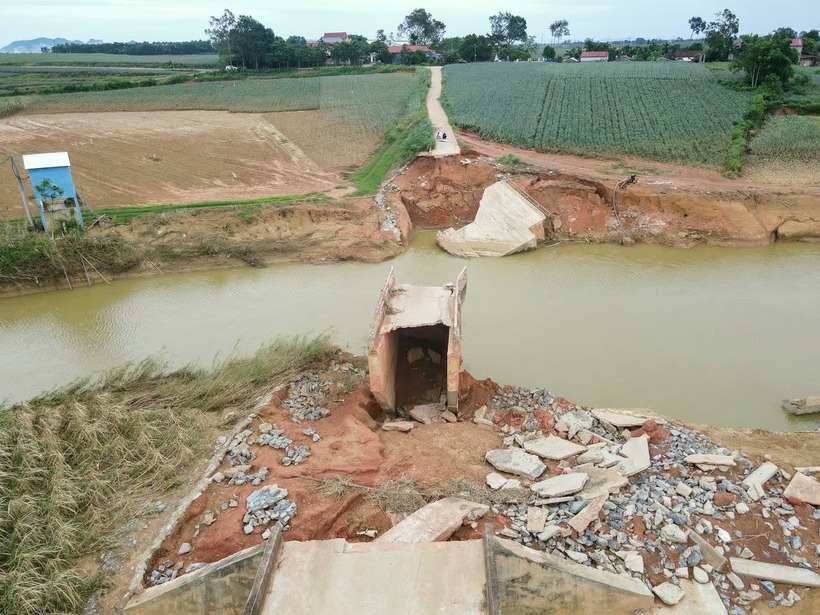 Cầu Mọ bị lũ cuốn. (Ảnh: Đại đoàn kết)