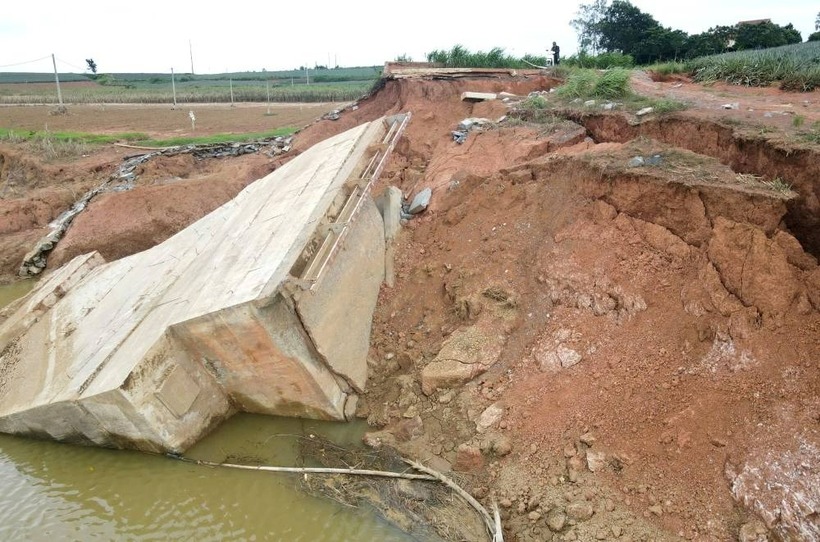 Khu vực mố cầu bị sụt lún, gãy đổ nghiêm trọng. (Ảnh: Lao động)