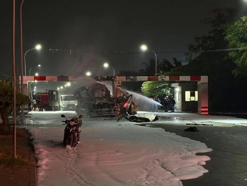 Chiếc xe bị ngọn lửa thiêu rụi. Ảnh: Tuổi Trẻ