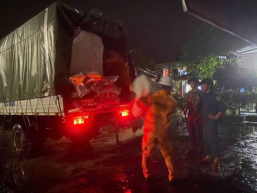 Đoàn công tác vận chuyển hàng cứu trợ cho người dân tại TP.Huế