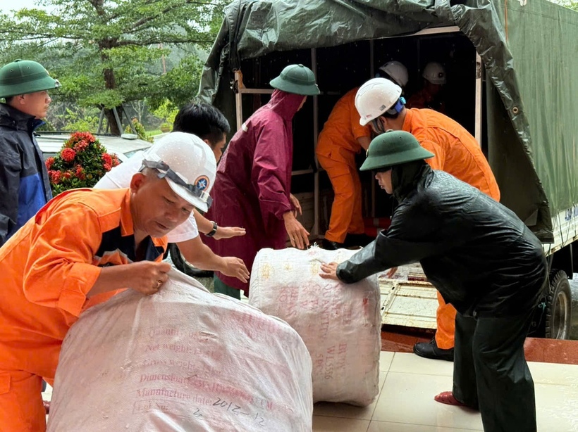 Cục Hàng hải và Đường thủy Việt Nam đã xuất kho dự trữ quốc gia hàng trăm áo phao, phao bè cứu trợ cho người dân các tỉnh miền Trung do bị ảnh hưởng bởi mưa lũ