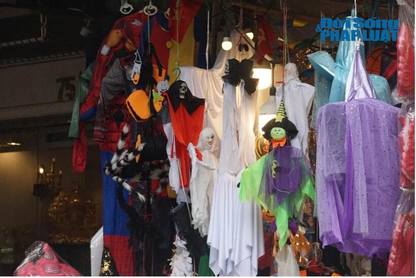 Đồ hóa trang Halloween. Ảnh: Thu Uyên