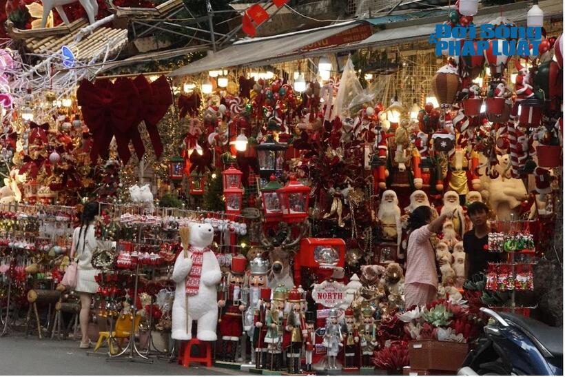 Những gian hàng Noel sớm. Ảnh: Thu Uyên
