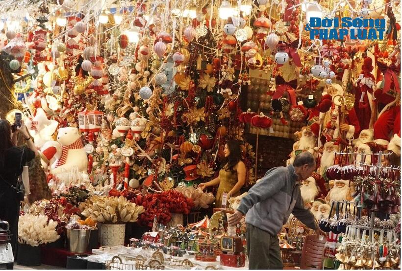 Không khí Noel sớm trên phố Hàng Mã. Ảnh: Thu Uyên