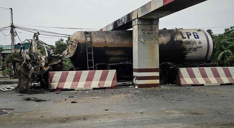 Phần đầu của xe bồn bị lửa thiêu rụi, biến dạng hoàn toàn sau vụ nổ. (Ảnh: VTC News)