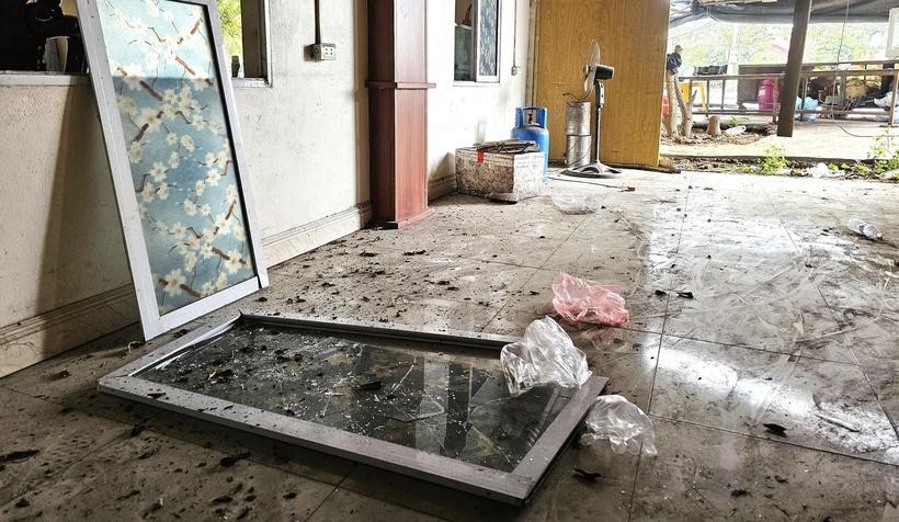 Áp lực từ vụ nổ gây hư hại nặng nề cho một nhà dân nằm sát hiện trường. Cửa kính vỡ vụn, các vật dụng bên trong bị hất tung và đổ vỡ. (Ảnh: VTC News)