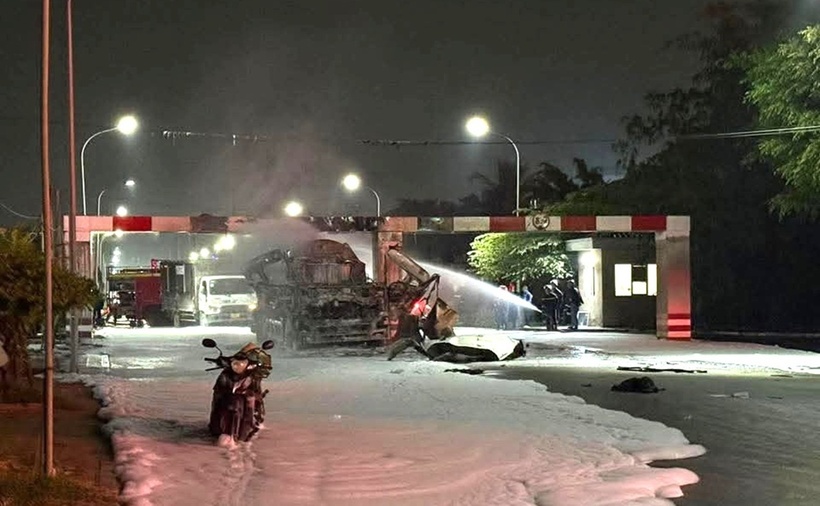 Lực lượng chức năng nhanh chóng triển khai phun nước làm mát, ngăn nổ và khống chế đám cháy. (Ảnh: Báo Xây dựng)