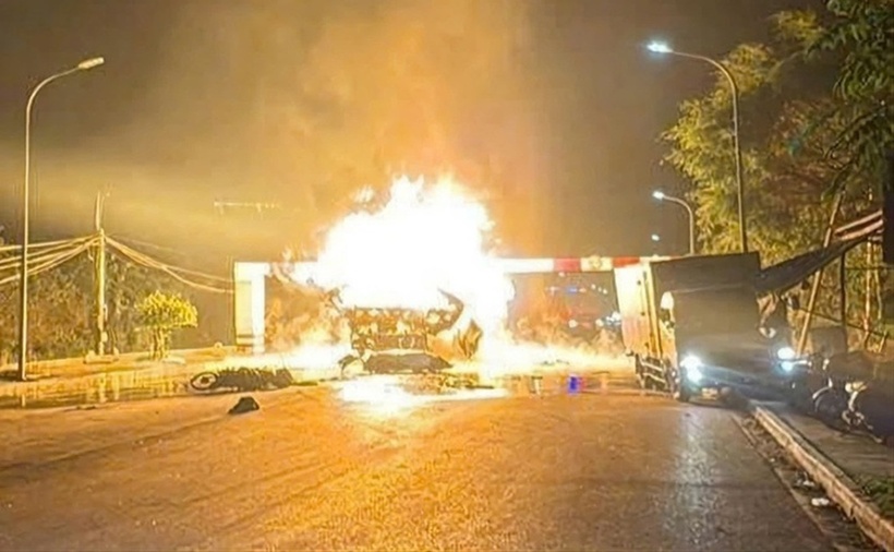 Hiện trường vụ cháy nổ xe bồn chở khí hóa lỏng LPG tại Hưng Yên trong tối 28/10. (Ảnh: VTC News)