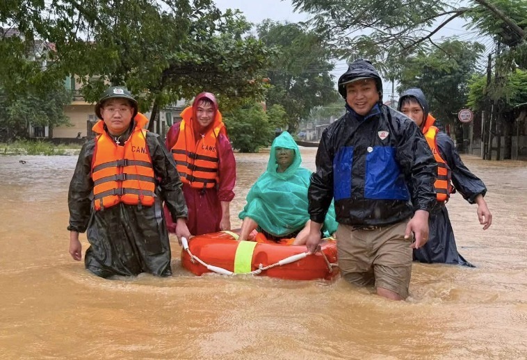 Nhiều xã, phường tại TP.Huế, TP.Đà Nẵng, Quảng Ngãi tiếp tục ngập lụt sau mưa lớn. Ảnh: Thanh Niên