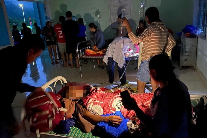 Các nạn nhân được sơ cứu tại Trạm Y tế xã Trà Tân. Ảnh: Dân Trí