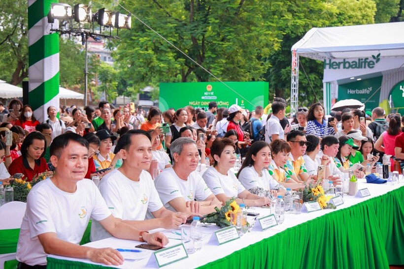 Ban Giám khảo, các Thành viên Độc lập Herbalife Việt Nam và đông đảo người dân theo dõi chương trình.