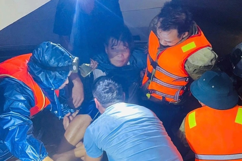 Một trong hai nạn nhân bị nước lũ cuốn trôi được lực lượng chức năng cứu hộ. (Ảnh: UBND phường Hóa Châu)