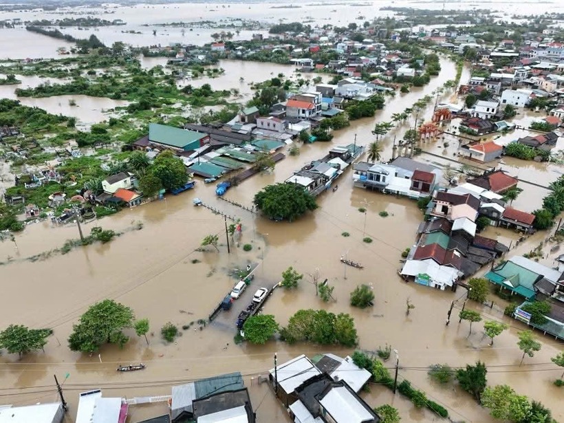 Đến sáng 29/10, tại phường Hóa Châu vẫn còn ngập sâu, nước lũ bủa vây mênh mông. (Ảnh: Tiền phong)