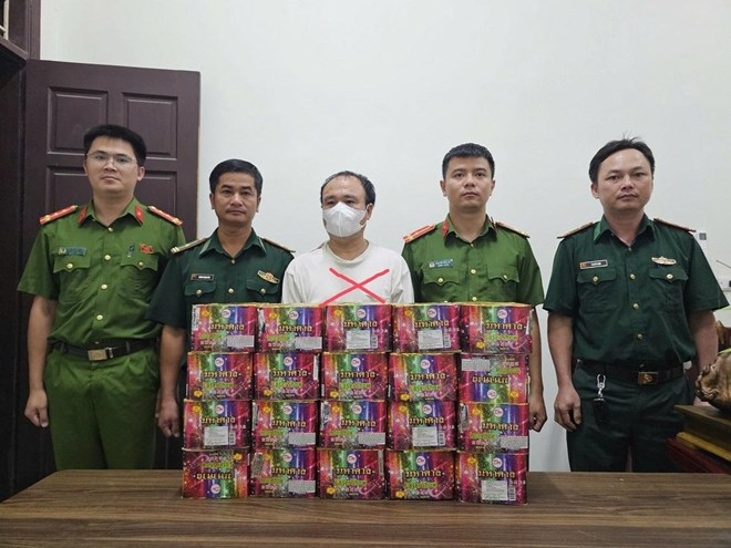 Đối tượng Lê Văn Cầm bị bắt cùng tang vật hơn 23kg pháo nổ. Ảnh: Lao Động