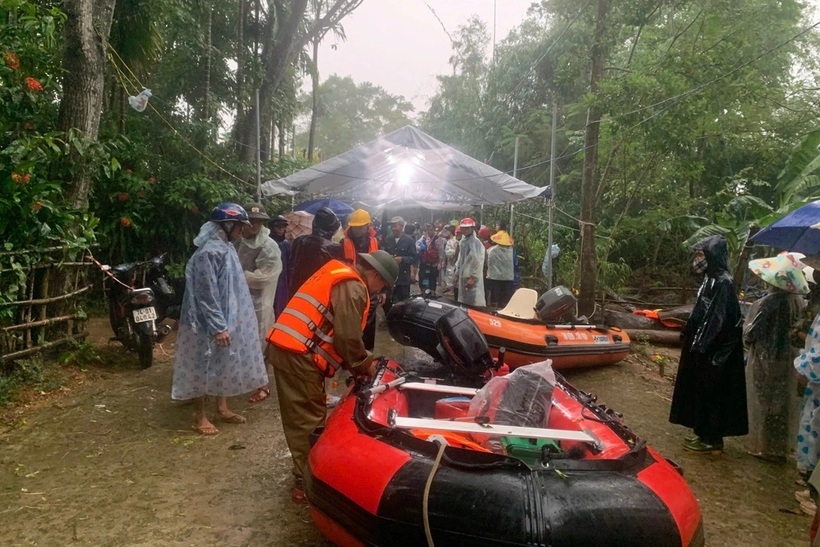Lực lượng chức năng triển khai phương tiện tìm kiếm nạn nhân. Ảnh: Dân Trí