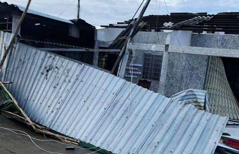 15 căn nhà của các hộ dân ở xã Thanh Tùng cũng bị thiệt hại nặng. Ảnh: Dân Việt