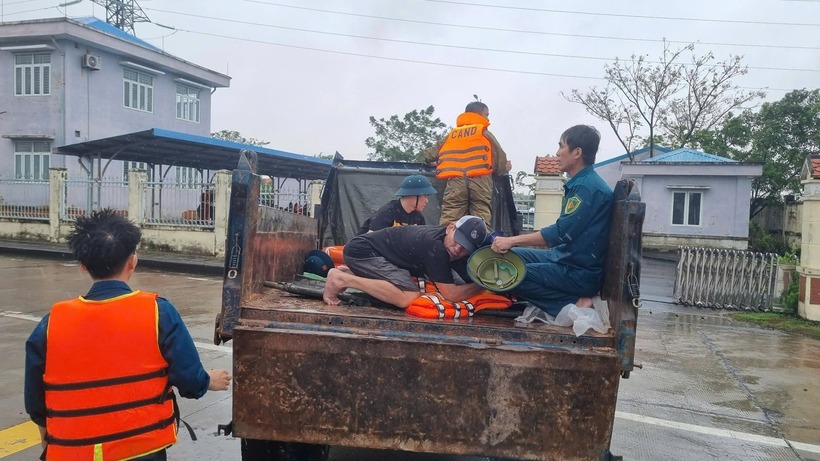 Người dân đưa gia đình nạn nhân đi cấp cứu. (Ảnh: Dân Việt)