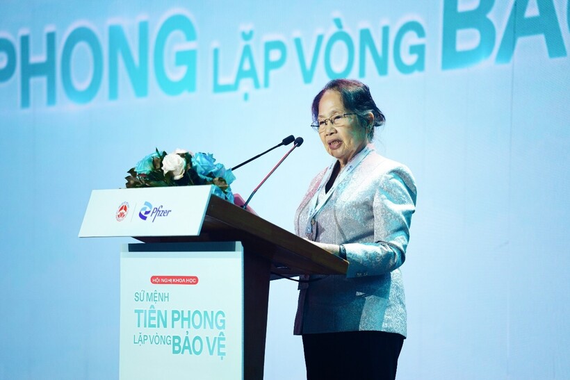 GS.BS Nguyễn Thị Ngọc Phượng, Chủ tịch Hội Nội tiết sinh sản và Vô sinh TP.HCM, Phó Chủ tịch Hội Phụ sản Việt Nam phát biểu tại hội nghị