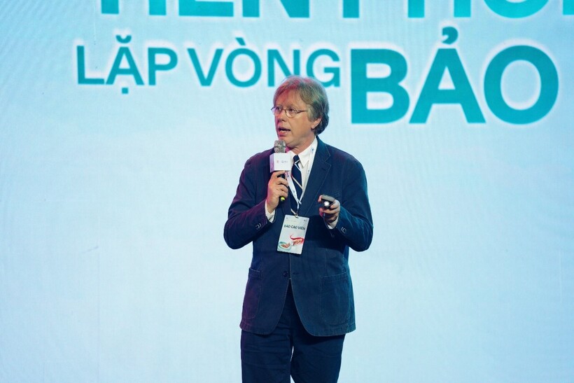 TS. Mark Fletcher, Giám đốc cấp cao, Bộ phận Y khoa Nghiên cứu và Phát triển Vắc-xin, Pfizer chia sẻ tại hội nghị