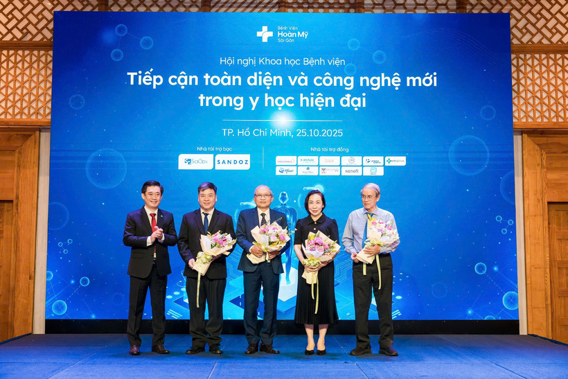 Các chuyên gia tại hội nghị khoa học