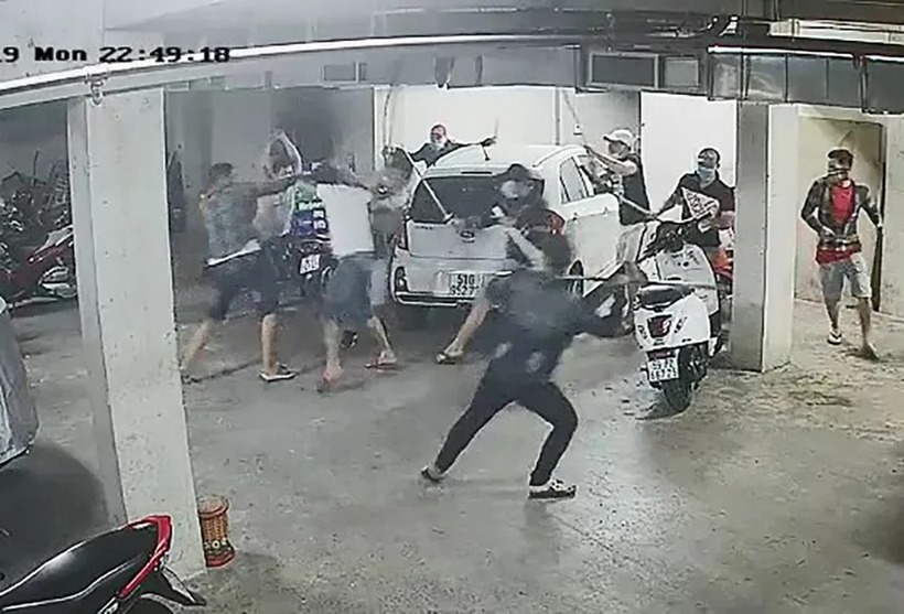 Nhóm người vây đánh, chém khiến ông Quân. (Ảnh: Cơ quan công an)