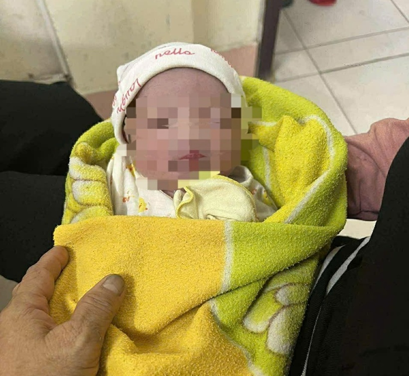 Bé gái sơ sinh bị bỏ rơi trong căn nhà hoang được đưa vào bệnh viện chăm sóc. (Ảnh: VietnamNet)
