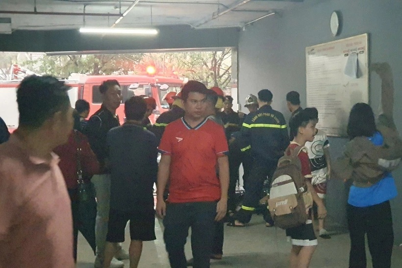 Người dân tháo chạy xuống tầng trệt. Ảnh: Dân Trí