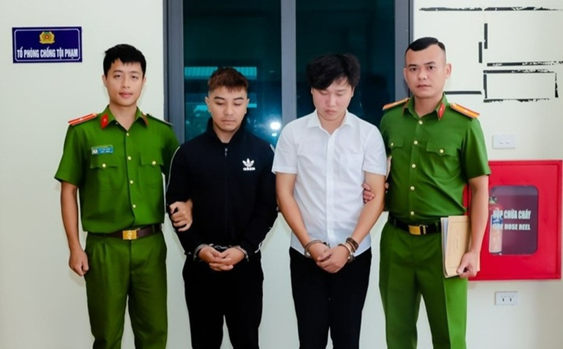 Đối tượng Doãn Trường Giang và Đào Xuân Trọng tại cơ quan công an. Ảnh: Người lao động