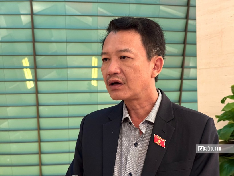 ĐBQH Trần Quang Minh trao đổi với Người Đưa Tin bên hành lang Quốc hội.