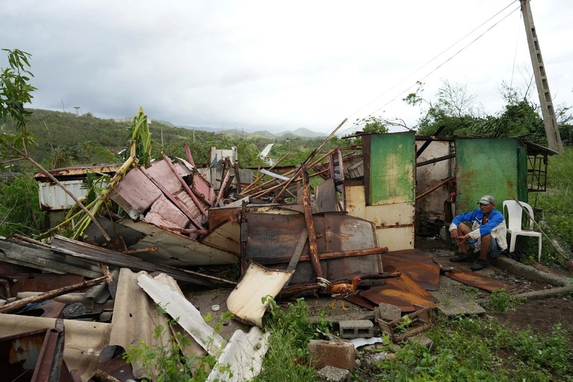 Một người đàn ông ngồi bên căn nhà bị tàn phá sau khi bão Melissa quét qua thành phố Santiago (Cuba) ngày 29/10.