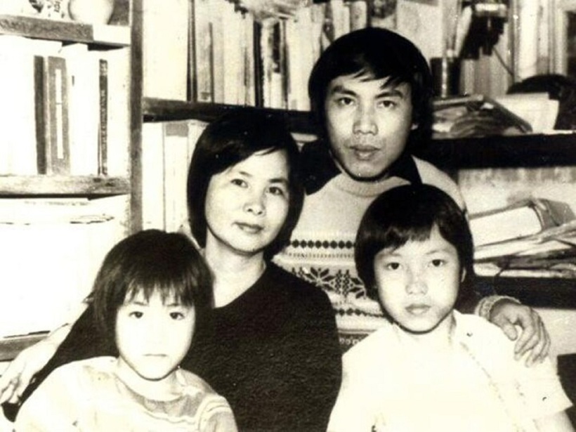 Lưu Minh Vũ (bên phải) cùng bố Lưu Quang Vũ, Xuân Quỳnh và em trai Lưu Quỳnh Thơ.