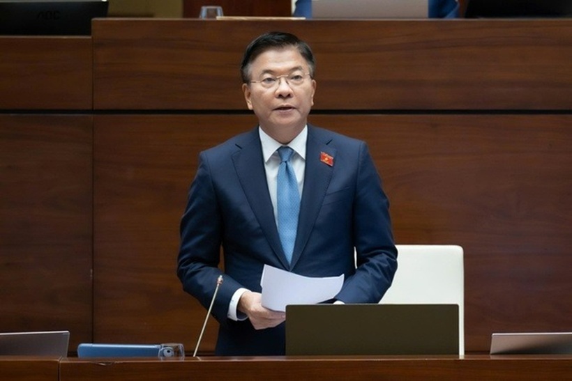 Phó Thủ tướng Chính phủ Lê Thành Long phát biểu giải trình (Ảnh: Media Quốc hội).