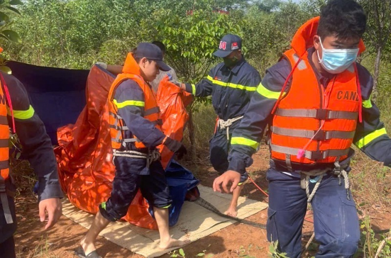 Lực lượng cứu hộ tổ chức đưa thi thể nạn nhân lên bờ. Ảnh: Công an Nhân dân