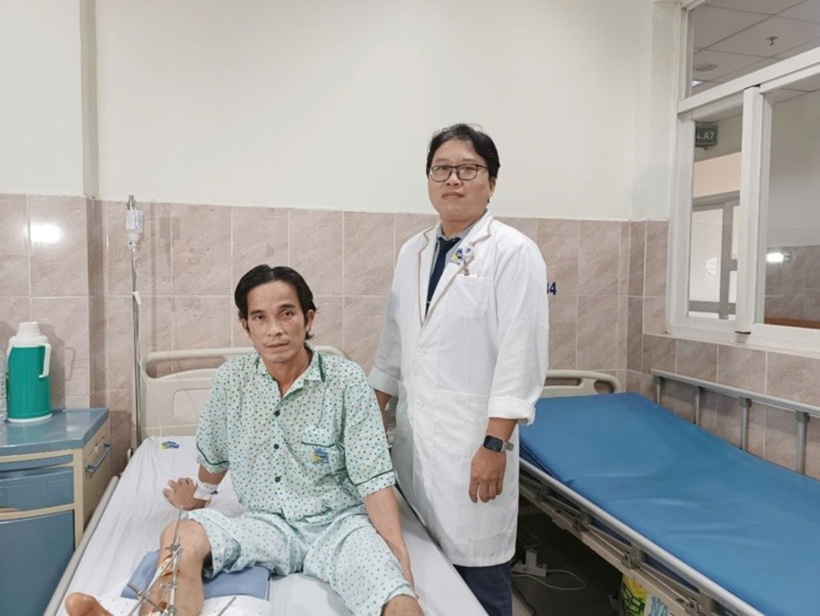 Bệnh viện Đa khoa Xuyên Á đã phẫu thuật, nối lại bàn chân cho người đàn ông bị máy cắt cỏ chém đứt lìa bàn chân. Ảnh: Người Lao Động.