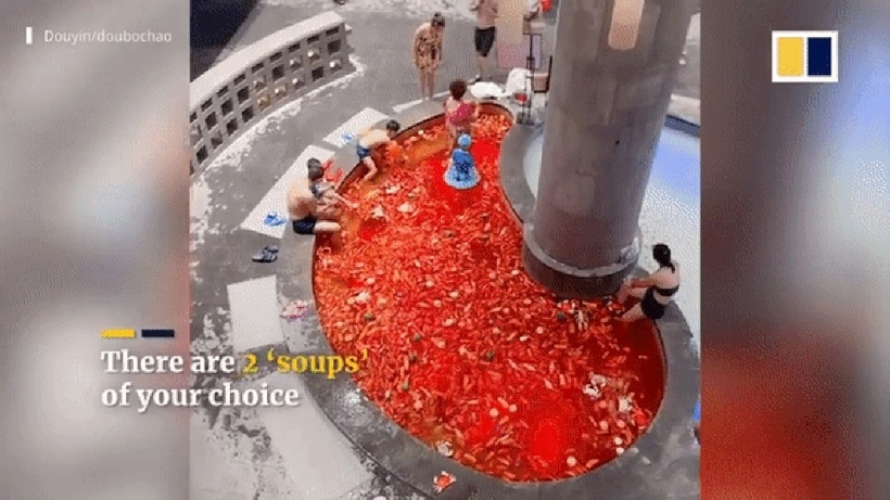 Khách sạn này đã ngâm 10 kg ớt thật, củ cải, táo tàu và sữa cùng các loại thảo mộc vào suối nước nóng ngoài trời. Ảnh: Báo Dân trí.