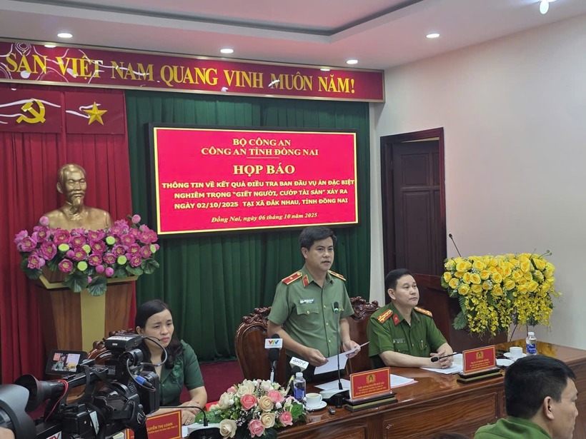 Thiếu tướng Nguyễn Đức Hải, Giám đốc Công an tỉnh Đồng Nai chủ trì buổi họp báo thông tin về kết quả điều tra ban đầu vụ án Đặc biệt nghiêm trọng Giết người, cướp tài sản xảy ra ngày 2/10/2025 tại xã Đặk Nhau, tỉnh Đồng Nai.