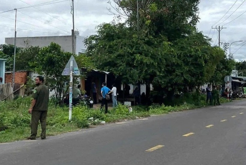 Lực lượng chức năng bảo vệ hiện trường, tiến hành điều tra nguyên nhân khiến bà T tử vong. (Ảnh: Báo Lâm Đồng)