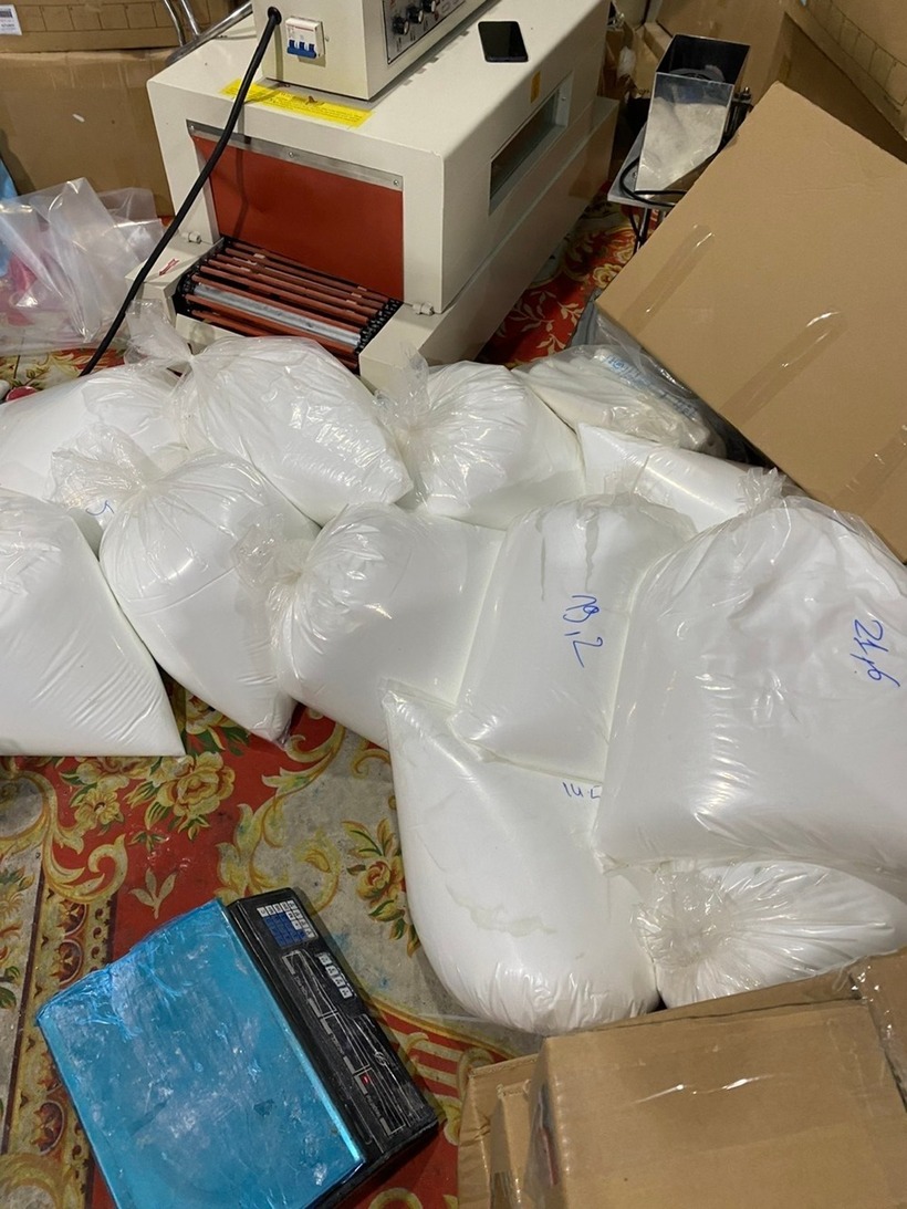 Hóa chất để sản xuất mỹ phẩm giả. Ảnh: Vietnamnet