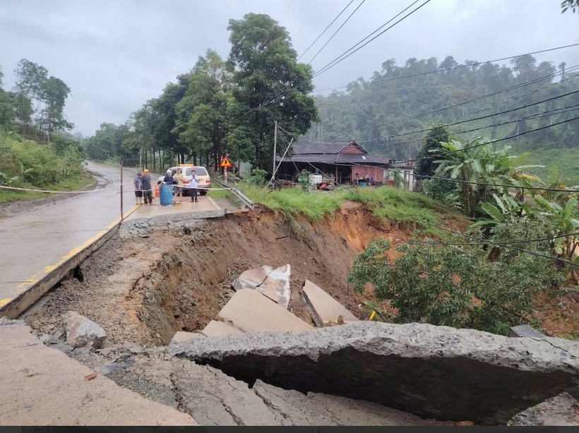 Sạt ta-luy âm 1/2 mặt đường tại Km1360+980 đường Hồ Chí Minh