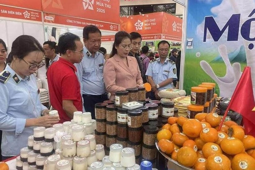 Đại diện Sở Công Thương Hà Nội và Chi cục QLTT Hà Nội kiểm tra hàng hóa, thực phẩm tại Hội chợ Mùa Thu 2025. Ảnh: Lê Minh