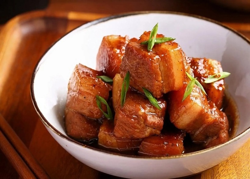 Món thịt kho tàu vốn chứa nhiều chất béo bão hòa từ thịt ba chỉ.