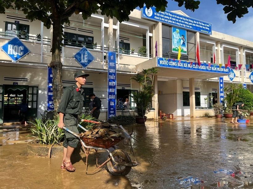 Cán bộ, chiến sĩ Đoàn Cảnh sát đặc nhiệm số 3 (Bộ Tư lệnh Cảnh sát cơ động) hỗ trợ trường học vệ sinh sau lũ.