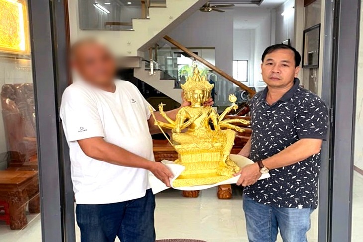 Bức tượng đồng bị mất đã được thu hồi trao lại bị hại. Ảnh: Báo Tuổi trẻ.