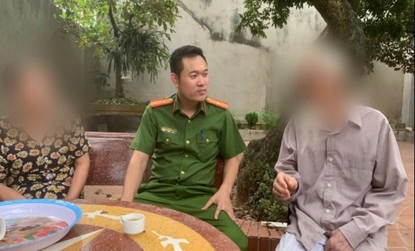 Công an xã Phúc Thọ tuyên truyền về thủ đoạn lừa đảo cho người dân. Ảnh: Công an TP.Hà Nội