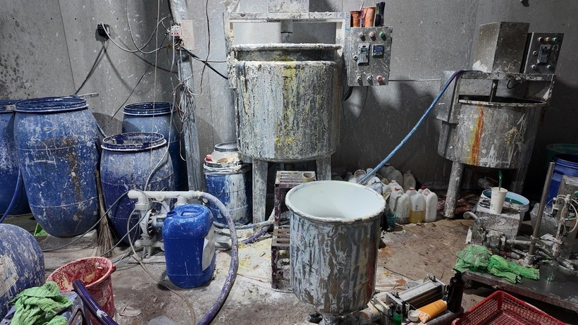 Hình ảnh tại nơi điều chế, pha chế mỹ phẩm giả vừa bị triệt phá. Ảnh: Tiền Phong